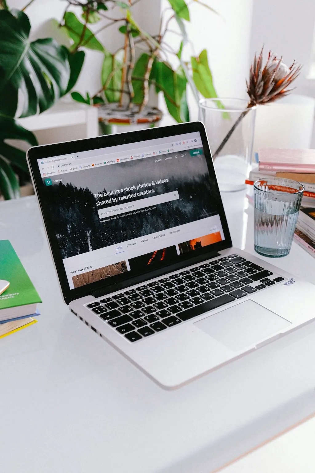 Website auf einem Laptop an einem kreativen Arbeitsplatz
